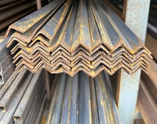 Уголок стальной равнополочный и неравнополочный по ГОСТ